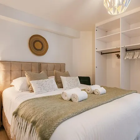 Huswell - Pleasant 2 Bedroom In Center