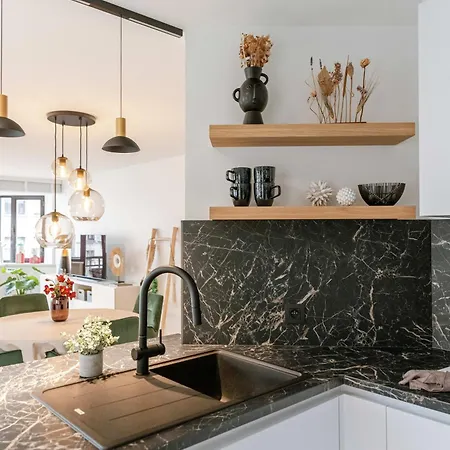 Huswell - Pleasant 2 Bedroom In Center Daire